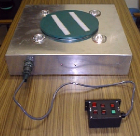 装置の台座とコントロールボックス